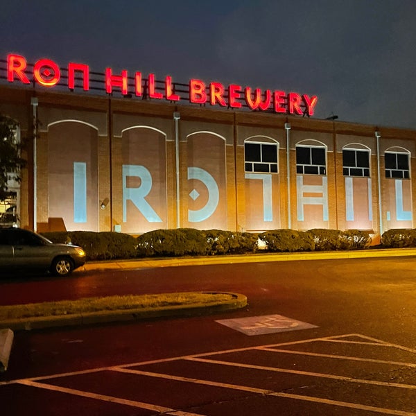 รูปภาพถ่ายที่ Iron Hill Brewery &amp; Restaurant โดย Kevin H. เมื่อ 5/30/2021