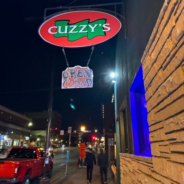 Foto diambil di Cuzzy&#39;s Grill &amp; Bar oleh Kevin H. pada 3/3/2024