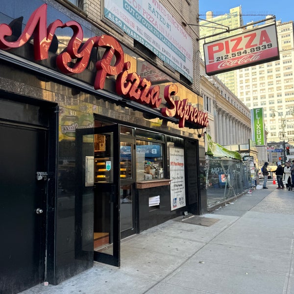 Foto tirada no(a) New York Pizza Suprema por Kevin H. em 2/3/2024