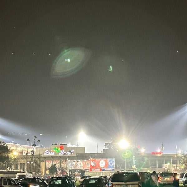 รูปภาพถ่ายที่ Rose Bowl Stadium โดย Kevin H. เมื่อ 1/3/2023
