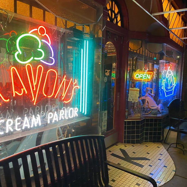 รูปภาพถ่ายที่ Klavon&#39;s Ice Cream Parlor โดย Kevin H. เมื่อ 1/11/2020