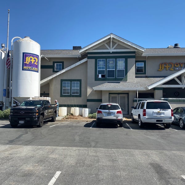 Foto scattata a Moylan&#39;s Brewery &amp; Restaurant da Kevin H. il 9/23/2019