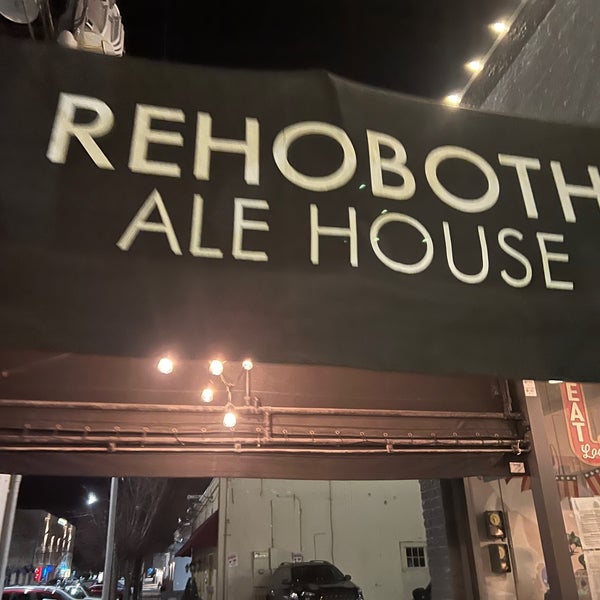 Foto diambil di Rehoboth Ale House oleh Kevin H. pada 3/27/2022