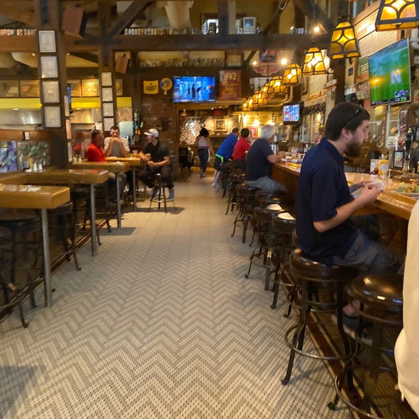 Foto diambil di Moylan&#39;s Brewery &amp; Restaurant oleh Kevin H. pada 9/23/2019