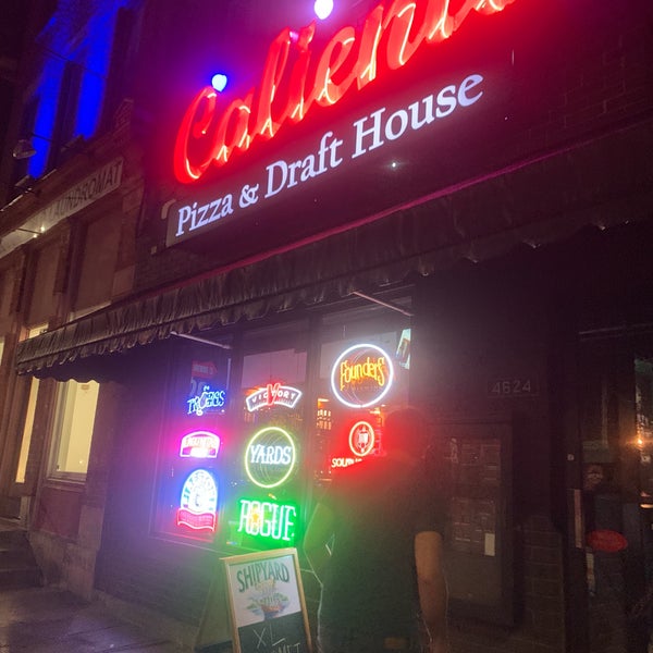 รูปภาพถ่ายที่ Caliente Pizza &amp; Drafthouse โดย Kevin H. เมื่อ 6/2/2019