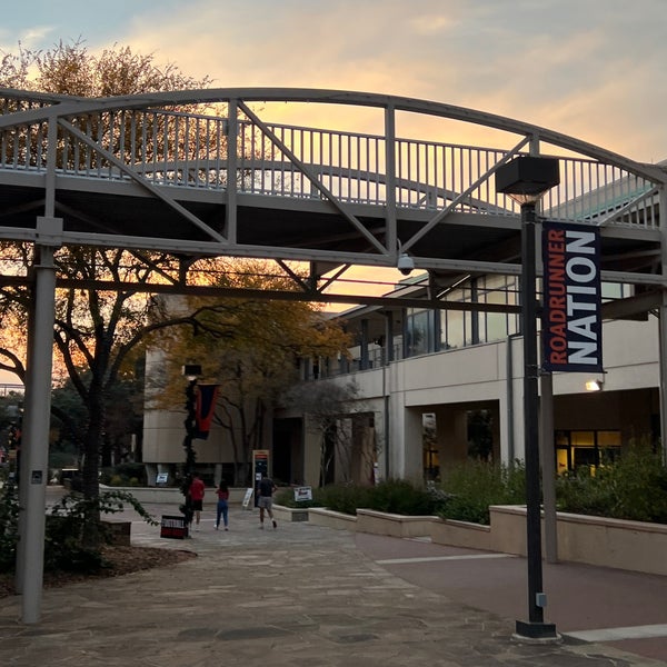 รูปภาพถ่ายที่ The University of Texas at San Antonio โดย Kevin H. เมื่อ 12/4/2021