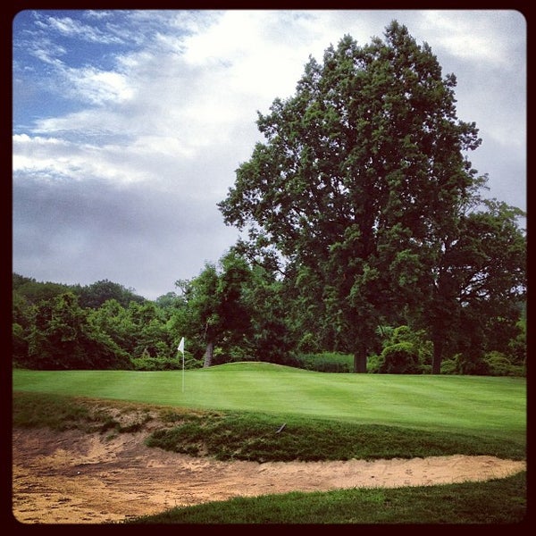 รูปภาพถ่ายที่ Pelham Bay and Split Rock Golf Courses โดย Peter B. เมื่อ 7/14/2013