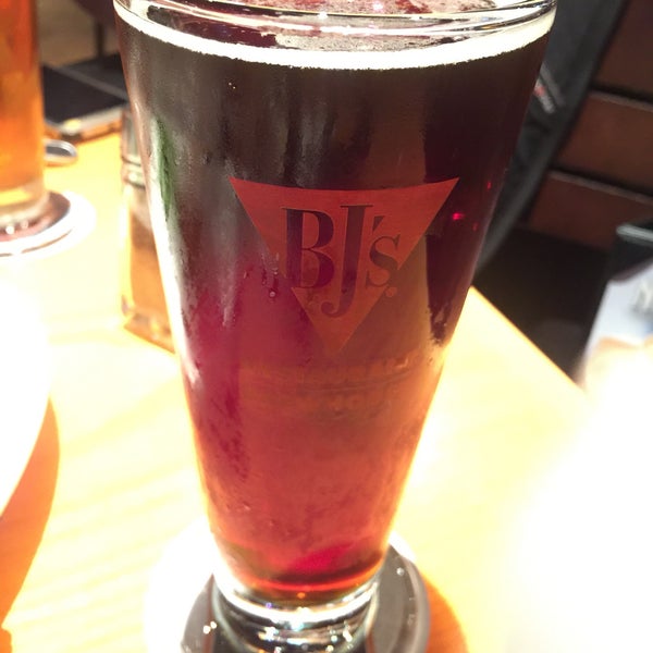 Photo taken at BJ&#39;s Restaurant &amp; Brewhouse by Sharon L. on 7/21/2017