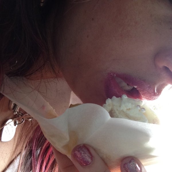 7/4/2013에 Ozzy님이 Classy Girl Cupcakes에서 찍은 사진