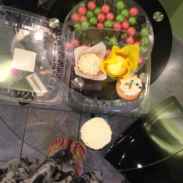 รูปภาพถ่ายที่ Classy Girl Cupcakes โดย Ozzy เมื่อ 6/20/2014