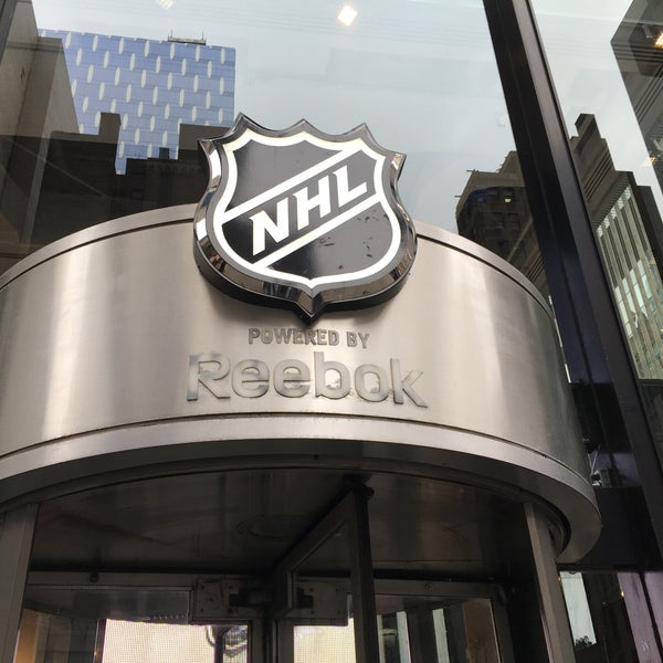 Das Foto wurde bei NHL Store NYC von Jun O. am 5/4/2016 aufgenommen