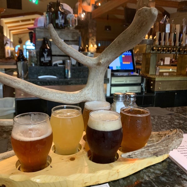 Photo prise au Big Buck Brewery &amp; Steakhouse par Chad W. le9/5/2019