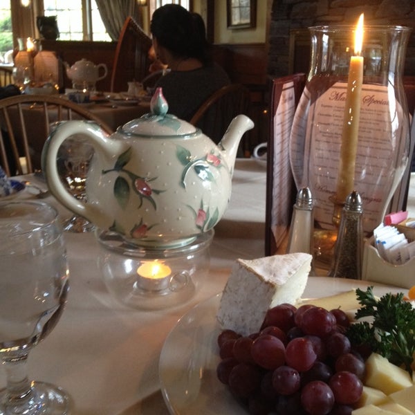 Foto diambil di Chandler&#39;s Restaurant oleh LaRae J. pada 4/5/2014