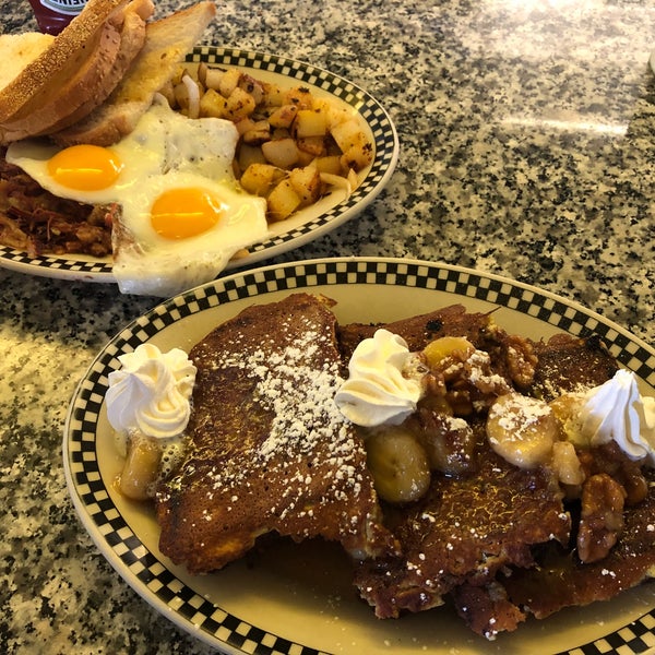 Photo taken at The Breakfast Club by Helen H. on 5/12/2018