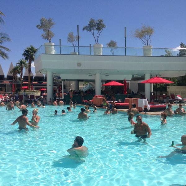 Foto diambil di Palms Pool &amp; Dayclub oleh Karucci R. pada 9/6/2014