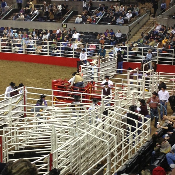 Foto diambil di The San Antonio Stock Show &amp; Rodeo oleh Sharon K. pada 2/23/2013