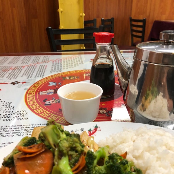 Снимок сделан в Henry&#39;s Hunan Restaurant пользователем Sara W. 5/10/2021