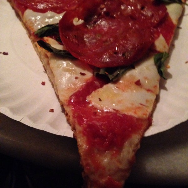 Photo prise au South Brooklyn Pizza par Tricia C. le1/18/2015
