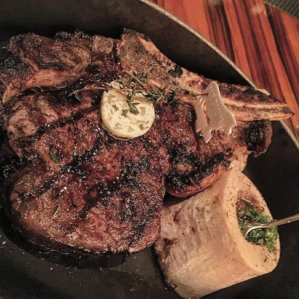 Foto scattata a BLT Steak da DrunkEats il 10/27/2015