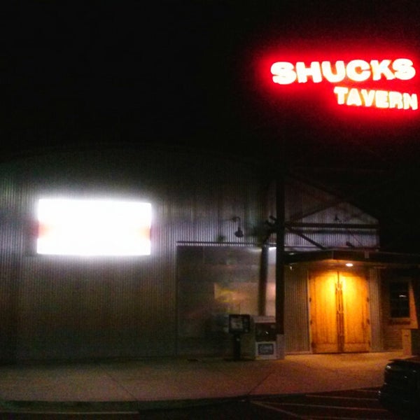 Photo prise au Shucks Tavern &amp; Oyster Bar - Durango Rd par Fabian M. le8/31/2013