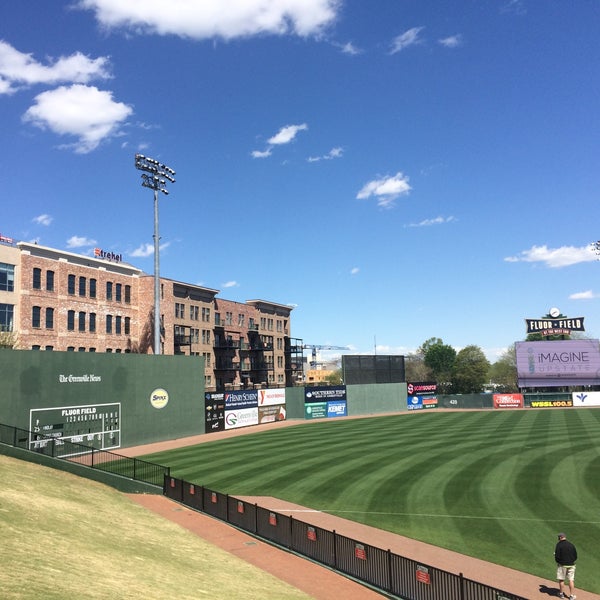 รูปภาพถ่ายที่ Fluor Field at the West End โดย Chris L. เมื่อ 4/2/2016