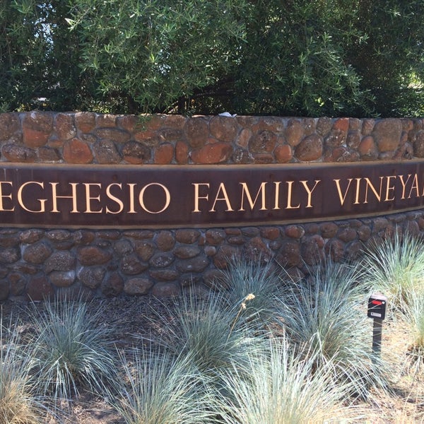 Foto tirada no(a) Seghesio Family Vineyards por Tom D. em 6/13/2014
