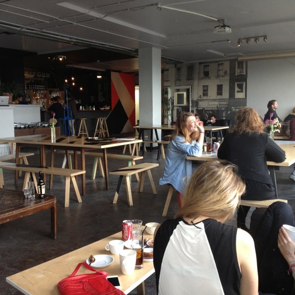 Das Foto wurde bei Platform Cafe, Bar, Terrace von E Hun T. am 5/10/2014 aufgenommen