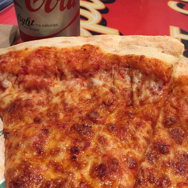 Foto tirada no(a) New York Pizza por Rodney D. em 11/15/2015