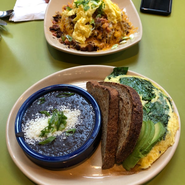 Photo taken at Snooze, an A.M. Eatery by PR M. on 5/30/2019