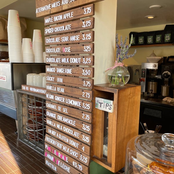 4/18/2021 tarihinde Dante C.ziyaretçi tarafından Dynamo Donut &amp; Coffee'de çekilen fotoğraf