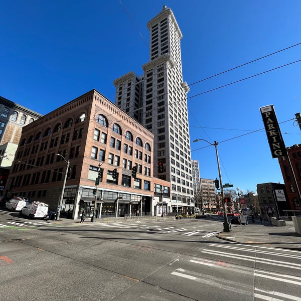 Foto diambil di Smith Tower oleh Dante C. pada 3/1/2022