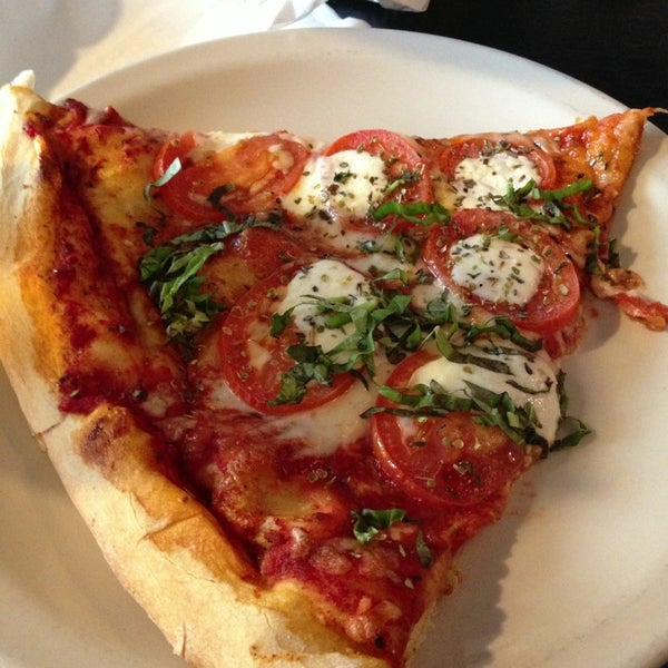 Foto tirada no(a) Rocco&#39;s Uptown Pizza &amp; Pasta por Erika E. em 8/14/2013