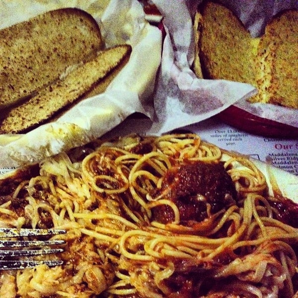 Foto diambil di Vince&#39;s Spaghetti oleh Laura R. pada 10/27/2012