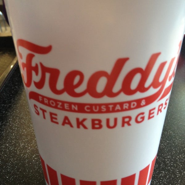Снимок сделан в Freddy&#39;s Frozen Custard &amp; Steakburgers пользователем Laura R. 1/13/2013