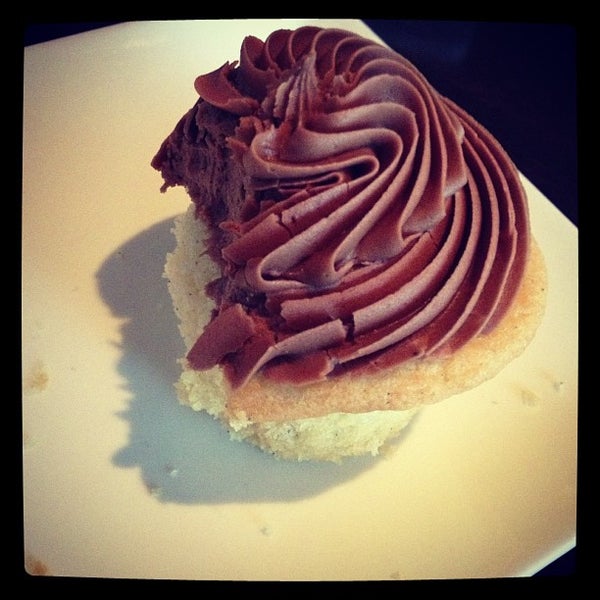 Photo taken at Crème Cupcake + Dessert by Ash B. on 4/17/2013
