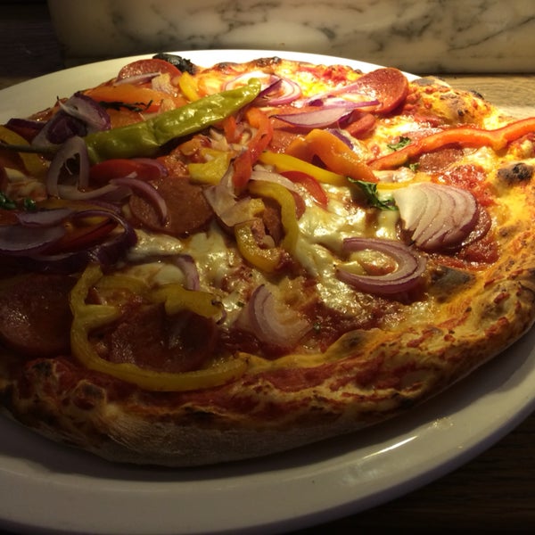 Pizza Diavolo ist reichhaltig belegt.