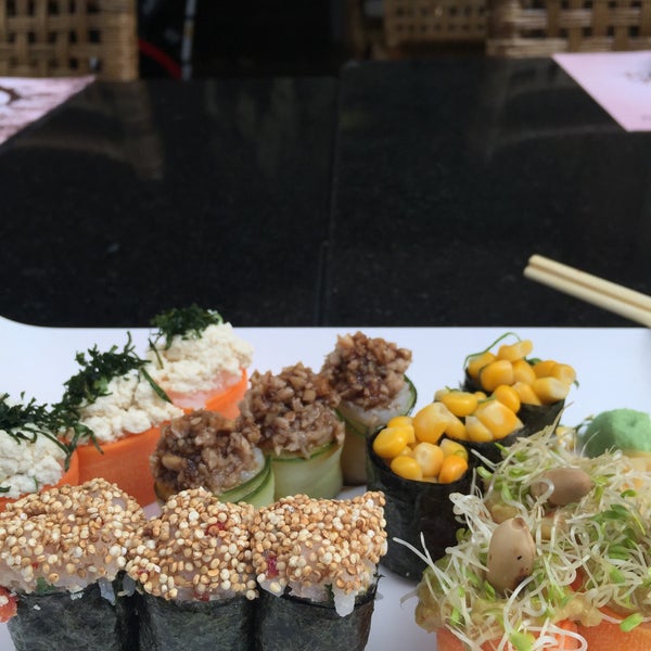 Foto diambil di Sushi San oleh xpatix .. pada 5/29/2016