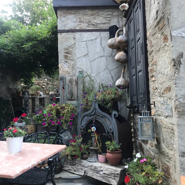 รูปภาพถ่ายที่ Üzüm Cafe โดย Ayşegül K. เมื่อ 8/19/2019