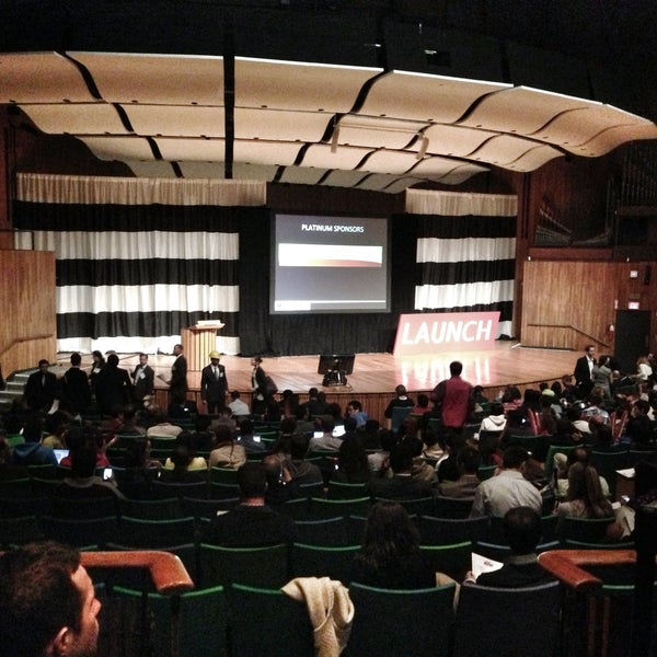 5/15/2013 tarihinde Chrisziyaretçi tarafından MIT Kresge Auditorium (Building W16)'de çekilen fotoğraf