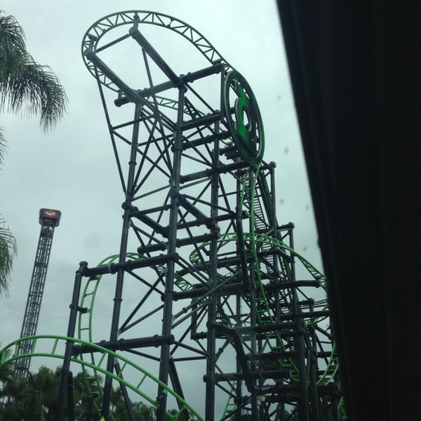 2/16/2013 tarihinde Chris C.ziyaretçi tarafından Green Lantern Coaster'de çekilen fotoğraf