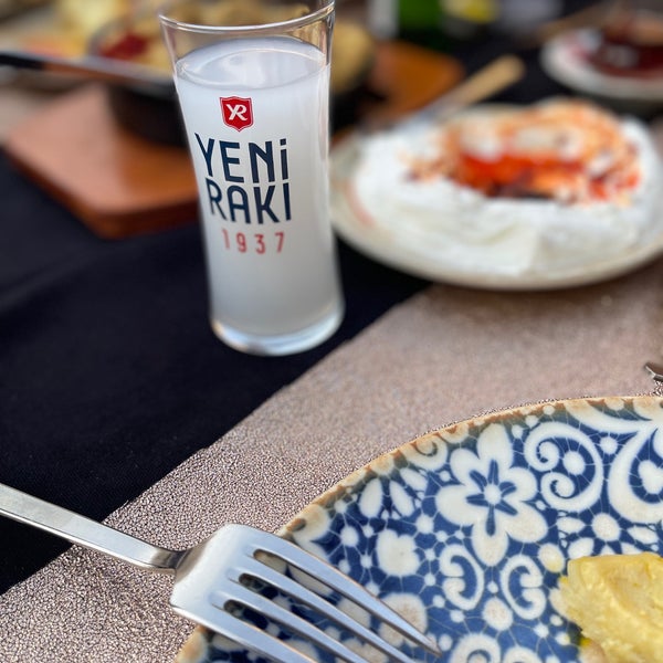 Das Foto wurde bei Bayazhan Restaurant von Güliş am 6/7/2023 aufgenommen