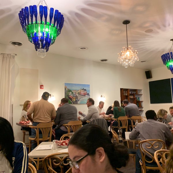 Photo taken at DiAnoia&#39;s Eatery by 嘉豪 徐. on 4/14/2019