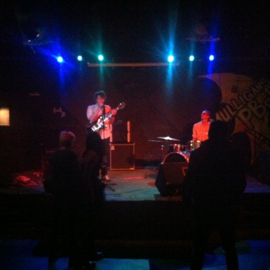 รูปภาพถ่ายที่ Mulligan&#39;s Pub โดย Olivia W. เมื่อ 11/18/2012