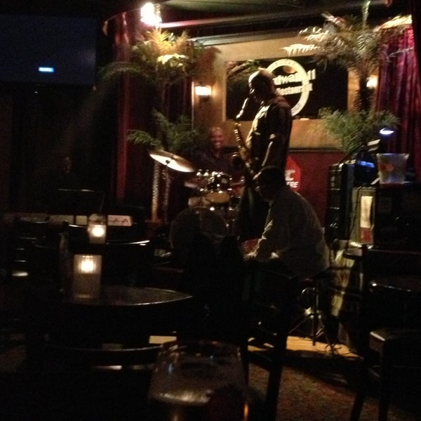 4/15/2013にLaurie S.がBoardwalk 11 Karaoke Barで撮った写真