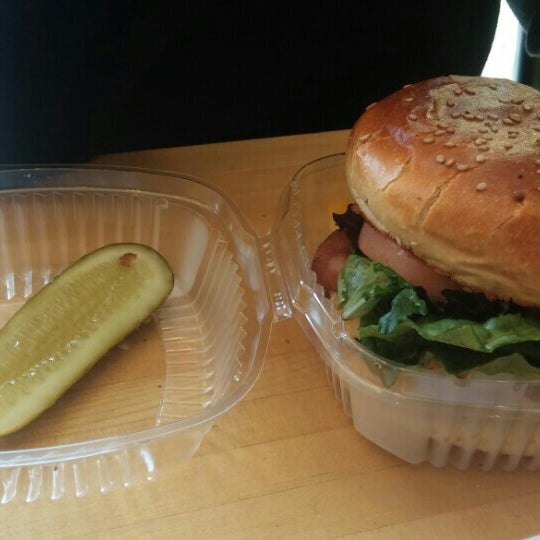 รูปภาพถ่ายที่ Tallgrass Burger โดย Vish เมื่อ 5/1/2016