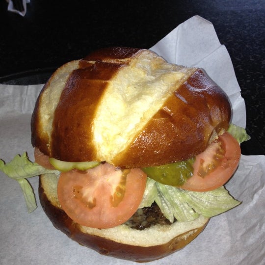 Foto scattata a Dave &amp; Tony&#39;s Premium Burger Joint da Leslie il 11/24/2012