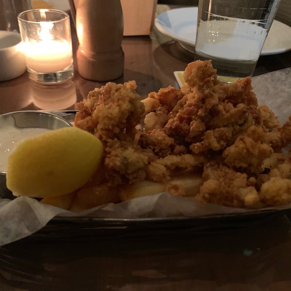 Photo taken at Island Creek Oyster Bar by Leslie on 10/14/2019