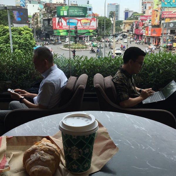 12/7/2018 tarihinde Yongsuk H.ziyaretçi tarafından Starbucks'de çekilen fotoğraf