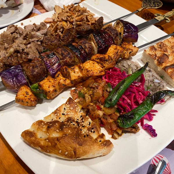 Foto tomada en Sofra Turkish Cafe &amp; Restaurant  por Yongsuk H. el 7/30/2022