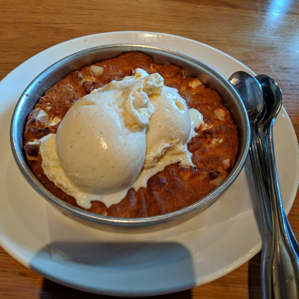 Photo taken at BJ&#39;s Restaurant &amp; Brewhouse by J L. on 4/24/2019